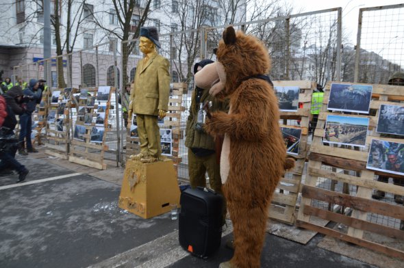 Перформанс від націоналістів біля посольства РФ в Києві