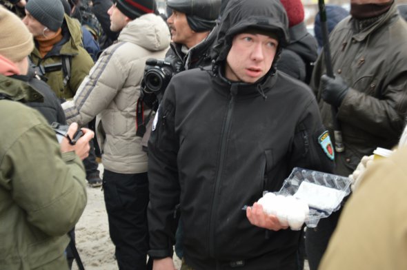 Активисты забросали консульство РФ яйцами. Попали только несколькими