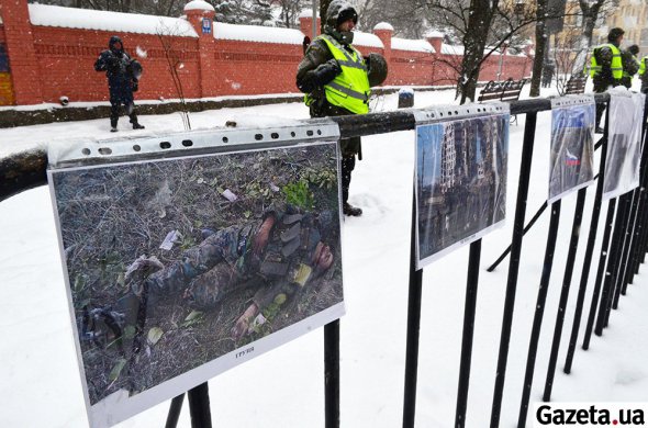 Полиция и националисты заблокировали консульство РФ во Львове