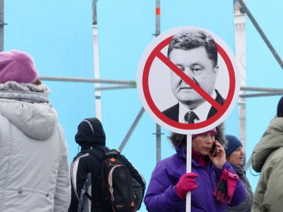 Митингующие требовали отставки Порошенко и принятия нового закона о выборах