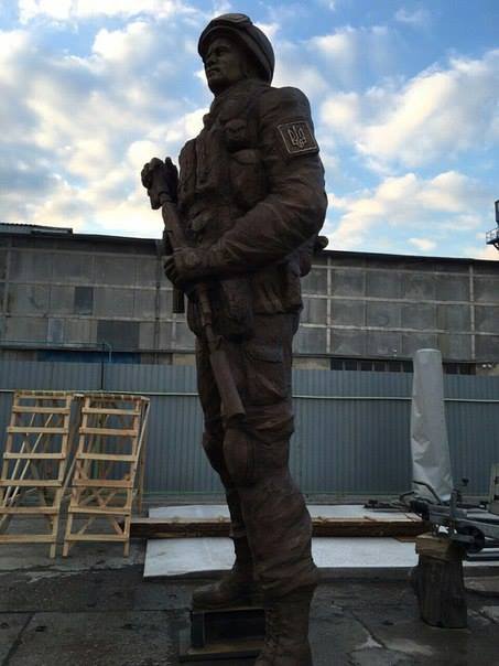 Перший в Україні пам'ятник воїнам АТО встановили за гроші криворожан і місцевої Спілки ветеранів. Прототипом для центральної фігури став "кіборг" Євген Абросимов.
