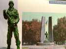 Перший в Україні пам'ятник воїнам АТО встановили за гроші криворожан і місцевої Спілки ветеранів. Прототипом для центральної фігури став "кіборг" Євген Абросимов.