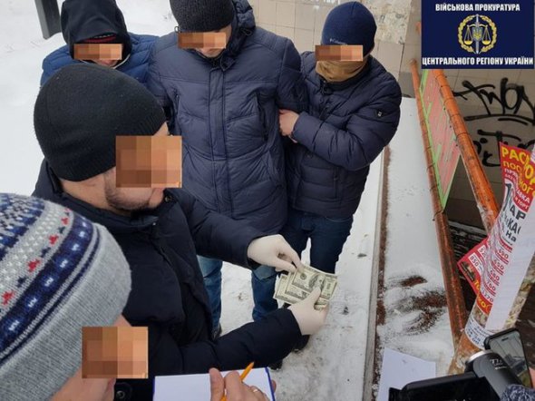 В "Борисполі" головних інспекторів митниці затримали на великому хабарі