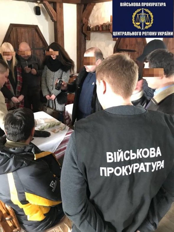 В "Борисполе" главных инспекторов таможни задержали на крупной взятке