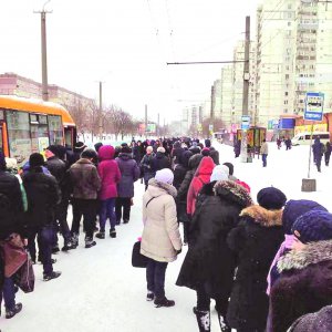Протягом суботи-неділі у Дніпрі через снігопади паралізувало рух громадського транспорту. Люди по дві години проводили у чергах на маршрутку
