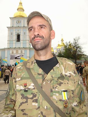 Павло Гаркавенко стоїть на Майдані в Києві у квітні 2016 року після повернення з полону