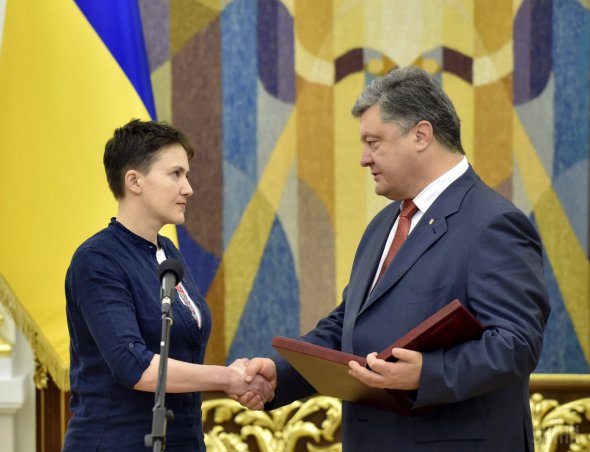 Порошенко вручает Савченко звезду героя Украины