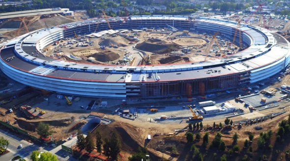 Корпорация Apple с 2013 года строит себе футуристичную штаб-квартиру Apple Campus 2. Предполагалось, что здание будет сдано в эксплуатацию в 2015 году.