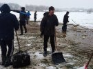 Жители Коломыи чистят пруд от снега и льда для аистов