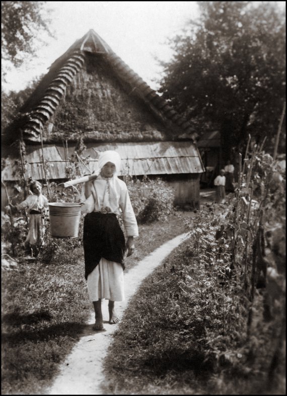 Фотографии сделаны примерно в 1920-х гг. на территории Ивано-Франковской области, Рогатинский район
