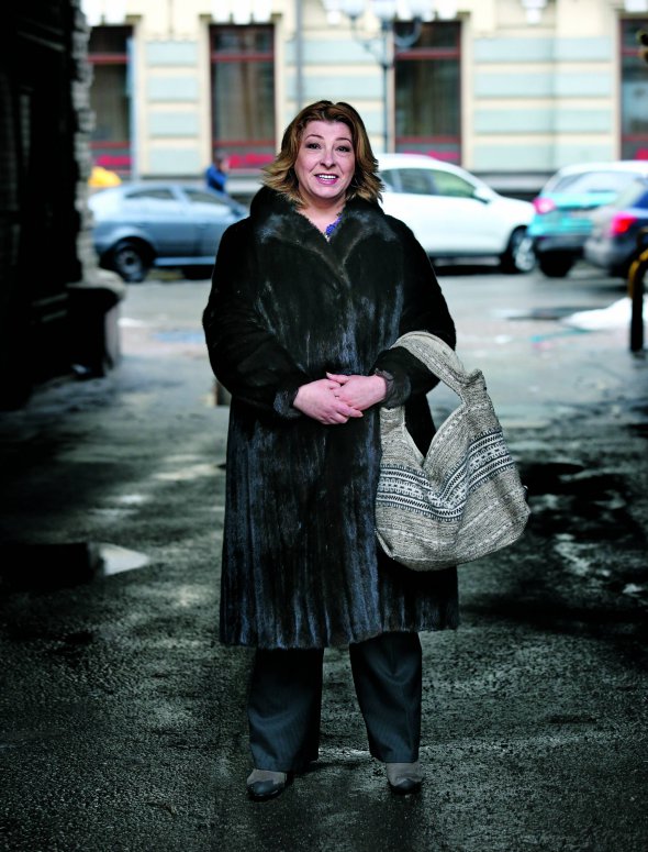 Лариса ВОЛОШИНА, 43 роки, психолог, публіцист. Народилася у Вінниці. Закінчила Таврійський національний університет імені Володимира Вернадського у Сімферополі за спеціальністю ”психологія”. Жила у Феодосії. Навесні 2014-го переїхала до Києва. Заробляє приватною психологічною практикою, публікує статті в українських і зарубіжних виданнях. Займається волонтерською діяльністю, працює як психолог із переселенцями. Захоплення – робить прикраси з бісеру. Розлучена, має сина