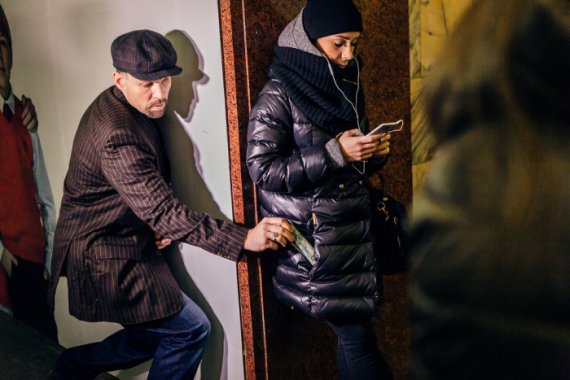 Актеры сериала "Сувенир из Одессы" подсовывали деньги в кармане пассажиров подземки.
