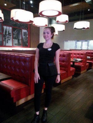 Девушка работает официантом в ресторане Dave and Busters в Джексонвилле, штат Флорида. Фото: Наталья Слободян