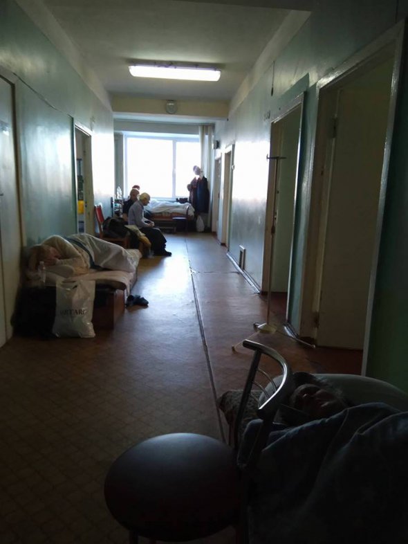 Пациенты Святошинской больницы Киева лежат в коридорах