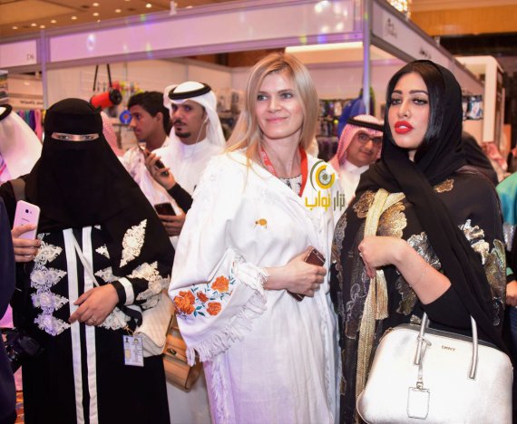 Христина Амірза з Івано-Франківська одягає у   “вишиванки-абаї” мешканок Саудівської Аравії 
