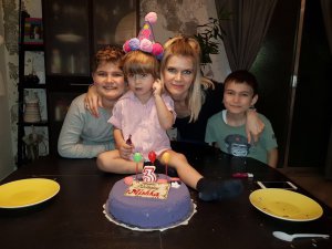 Христина Амірза із трьома синами — 12-річним Карлом, 9-річний Вікторем та 3-річним Михайлом. 