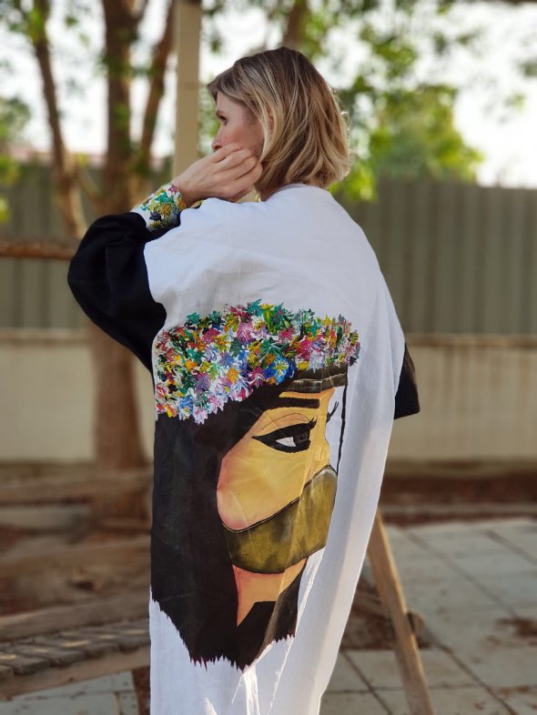 Христина Амірза з Івано-Франківська одягає у   “вишиванки-абаї” мешканок Саудівської Аравії 