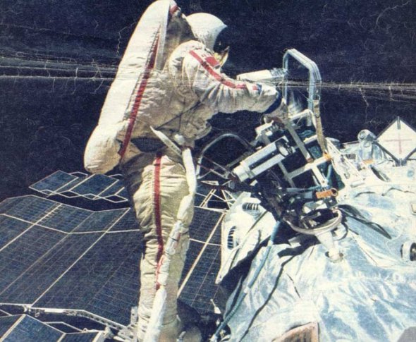 Светлана Савицкая проводит сварку в открытом космосе