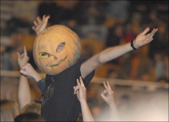 Фанат Нelloween чекає виходу гурту на сцену київського Палацу спорту, 2006 р.