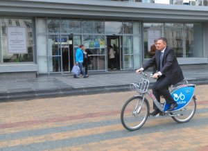 Мэр Винницы тестирует муниципальный велосипед. Фото: veliki.ua