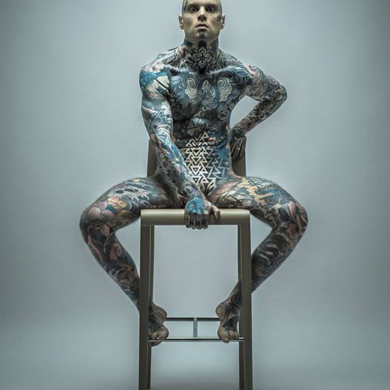 Учителя младших классов из Франции Сильвен украсил все тело татуировками
