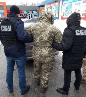 В Кропивницком задержали военного, который похитил радиостанций на 80 тыс. грн. Фото: СБУ