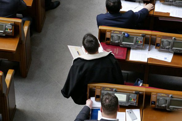 Надія Савченко принесла в парламент нагороду Героя України