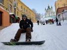 Киевляне устроили на Андреевском горнолыжный спуск