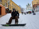 Кияни влаштували на Андріївському гірськолижний спуск