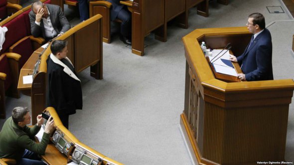 Під час розгляду подання Надія Савченко стояла перед трибуною, із якої виступав Юрій Луценко