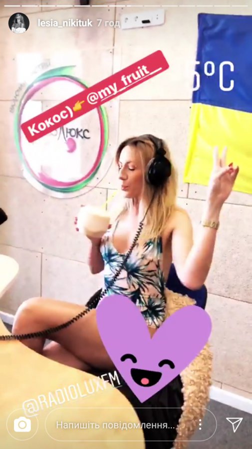 Леся Никитюк провела радиоэфир в купальнике