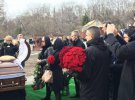 Дениса Вороненкова похоронили на Зверинецком кладбище в Киеве. Перед тем его отпевали во Владимирском соборе
