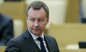 Денис Вороненкова заявил о преследовании со стороны Федеральной службы безопасности и эмигрировал в Украине вместе с женой Марией Максаковой. Согласился дать показания по делу о государственной измене экс-президента Виктора Януковича