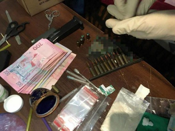 У Києві наркоторговці мали арсенал зброї