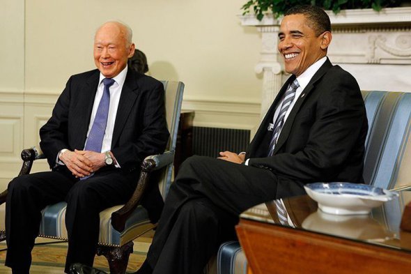 Лі Куан Ю разом із екс-президентом США Бараком Обамою. Зустріч відбулася 2009 року