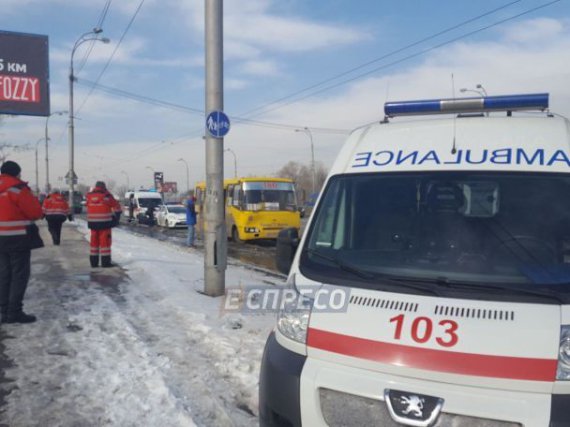 В Киеве маршрутка на остановке въехала в троллейбус