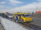В Киеве маршрутка на остановке въехала в троллейбус