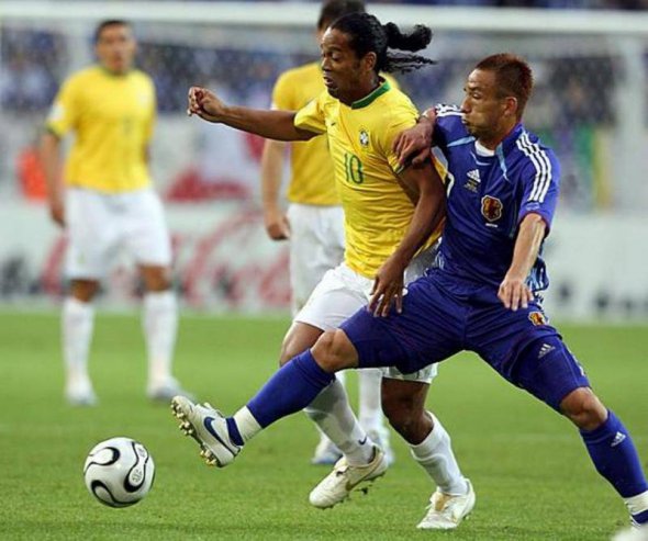 Наката борется с Роналдиньо