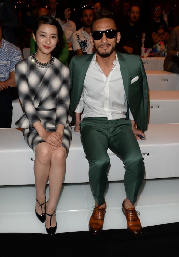 Японец на показе Gucci со своей подругой