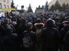 Около 300 активистов "Нацкорпуса" блокируют выезд из завода "АТЕК"
