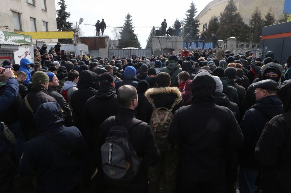 Біля 300 активістів "Нацкорпусу" блокують виїзд з заводу "АТЕК"