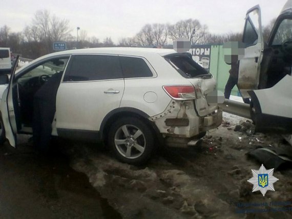 В Харькове грузовик вылетел на встречную полосу и столкнулась с 5 машинами. Фото: Нацполиция