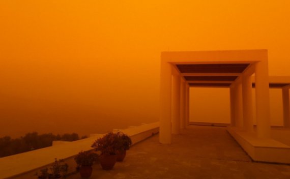 Пыльная буря на острове Крит в Греции. Фото: Twitter