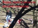 Дети в Крыму играют среди мусора, а родители сидят рядом и пьют пиво