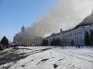 Огонь возник в спортивно-оздоровительном комплексе "Layar Palace", который расположен в помещениях бывшей военной части