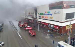 На денному сеансі у кінотеатрі торгового центру "Зимова вишня" у Кемерово, де 25 березня спалахнула пожежа, була група 12-річних школярів.  Дітям ніхто не прийшов на допомогу   і не відкрив двері, штатні засоби пожежогасіння   не спрацювали взагалі