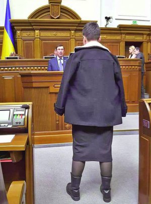 Народний депутат Надія Савченко слухає генерального прокурора Юрія Луценка у Верховній Раді 22 березня. Він представляє подання на зняття із Савченко недоторканності, її затримання та арешт