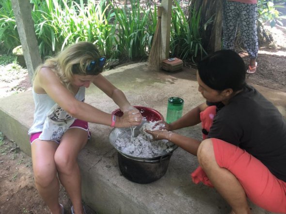 Пара из Черкасс делали кокосовое масло на Бали