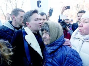 Народний депутат Надія Савченко прощається з матір’ю Марією Іванівною на площі біля Верховної Ради 22 березня. Тут зібралися прихильники Надії та люди, які вимагають її арешту. За 30 хвилин Савченко затримають правоохоронці