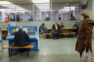 Чоловік грає на фортепіано на станції Держпром харківського метрополітену. До 29 березня в місті проходить Міжнародний музичний фестиваль. Пограти на фортепіано може кожен охочий
